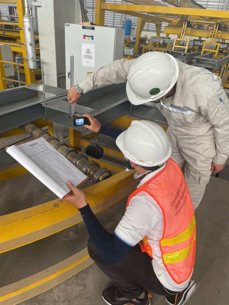 Images of inspection of container quality in the factory